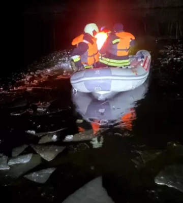 На Чернігівщині рятувальники досі шукають хлопчика, який провалився під лід 7 січня