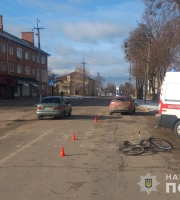 У Лебедені, що на Сумщині, легковик під кермуванням 39-річної жінки збив велосипедиста