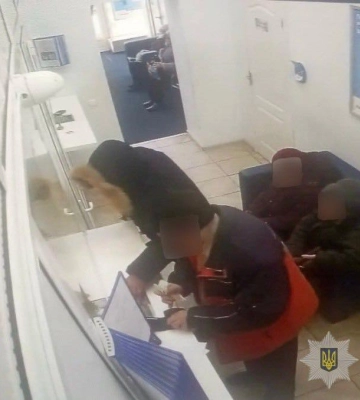 Обікрав старенького просто біля банківської каси - у Кривому Розі затримано злодюгу
