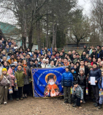 Российский поп учит детей из Мелитополя строить фортификации (Фото)