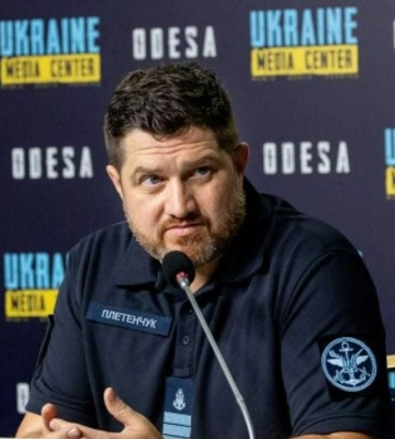 Військові небезпечні: В Києві не дали пообідати речнику ВМС та двом офіцерам