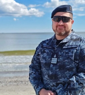 Військові небезпечні: В Києві не дали пообідати речнику ВМС та двом офіцерам