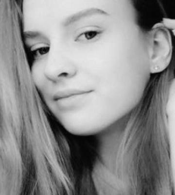 В больнице Кривого Рога умерла 22-летняя девушка: два родных ей человека погибли сразу после удара