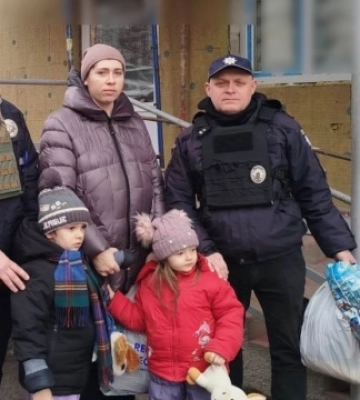 З Новоолександрівки на Херсонщині поліцейські евакуювали матір з двома дітьми