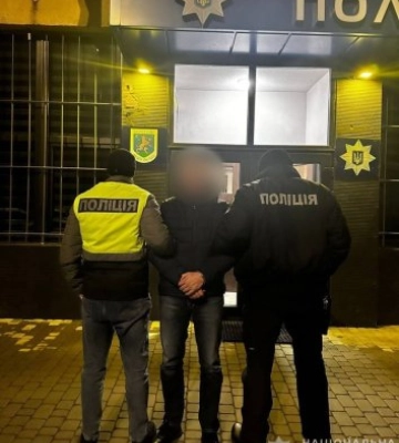 Поліція Закарпаття затримала зловмисника, який умисно підпалив будинок родини з Берегівщини (відео)