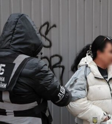 Вимагала $5 тис. з пораненого військового за підтвердження інвалідності: У Києві затримано посадовицю лікарні. ФОТОрепортаж