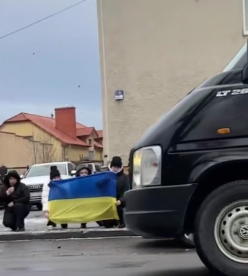 Майже рік вважався зниклим безвісти: на Волині коридором шани прощаються з полеглим прикордонником Миколою Проскурою