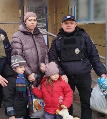 З Новоолександрівки на Херсонщині поліцейські евакуювали матір з двома дітьми