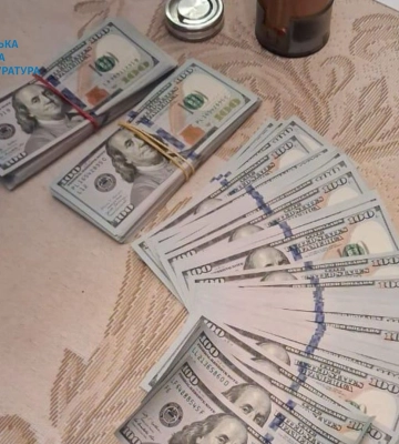 Вимагала у пораненого військового $5 тис. за підтвердження групи інвалідності: у Києві затримали посадовицю лікарні