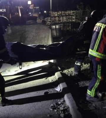 Удар РФ по Запоріжжю: з-під завалів деблокували тіло чоловіка, пошуково-рятувальні роботи тривають. ФОТОрепортаж