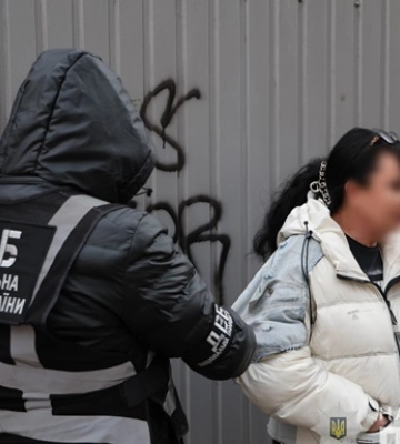 В Киеве разоблачена чиновница, требовавшая $5000 у военного