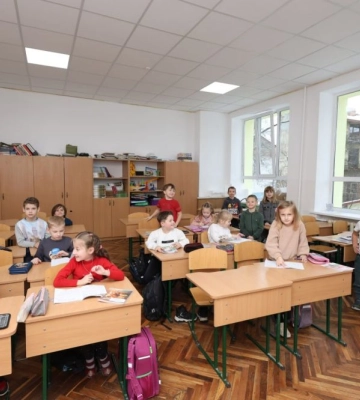 У ліцей Львова, який постраждав від російської ракети, повернулися школярі