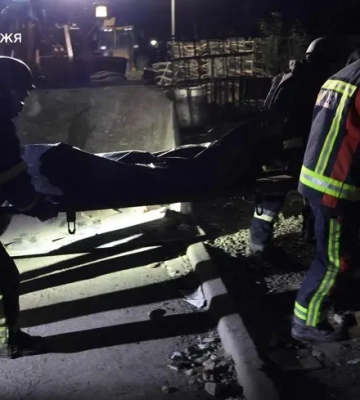 Балістичний удар по Запоріжжю: рятувальники з-під завалів деблокували тіло чоловіка