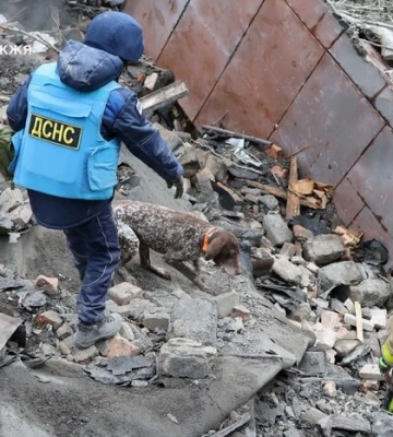 Удар по Запоріжжю: з-під завалів дістали тіло загиблого чоловіка