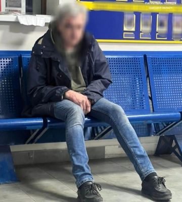 Одеські патрульні затримали чоловіка, який розтрощив чужу автівку