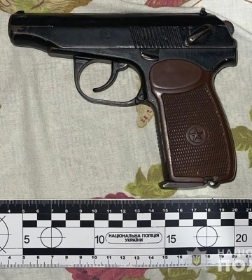 У Запоріжжі затримано юнака та молодика, які з ножем та пістолетом напали на таксиста. ФОТО