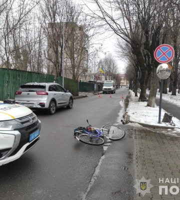 На Волині внаслідок наїзду легковика помер у лікарні 87-річний велосипедист, - поліція