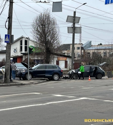 Зіткнулися Volkswagen та Nissan: на вулиці Рівненській у Луцьку – ДТП