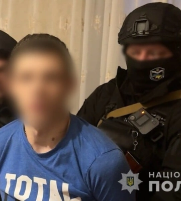 "Выдавали себя за военных". Полиция задержала подозреваемых в присвоении более 2,5 млн грн. Видео