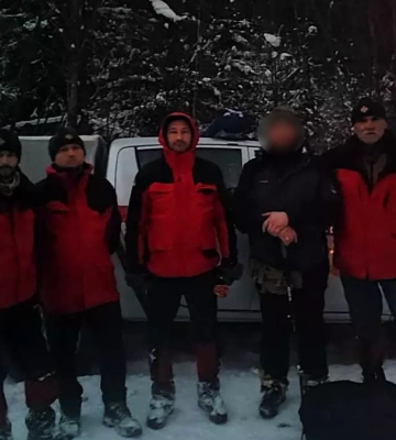 Яремчанські рятувальники допомогли травмованій туристці спуститись з гори Маковиця
