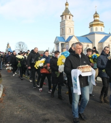 Йому навіки 25 років: на Волині всім селом прощалися з молодим Героєм Богданом Борисюком