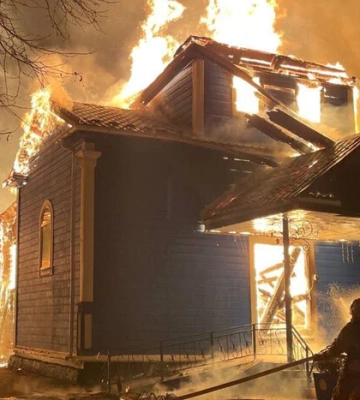 Рятувальники показали, як гасили пожежу, внаслідок якої ущент згоріла церква на Сарненщині