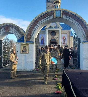 Йому навіки 25 років: на Волині всім селом прощалися з молодим Героєм Богданом Борисюком