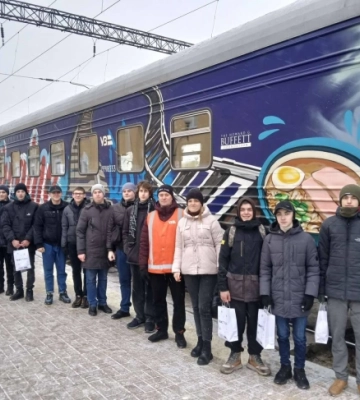 Юні залізничники зустріли унікальний потяг-кухню «Food train» у Здолбунові (ФОТО)