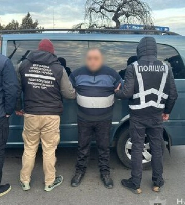 Виїзд за кордон за $10 тис. за фальшивим паспортом: викрито схему для ухилянтів в Одесі. ФОТО