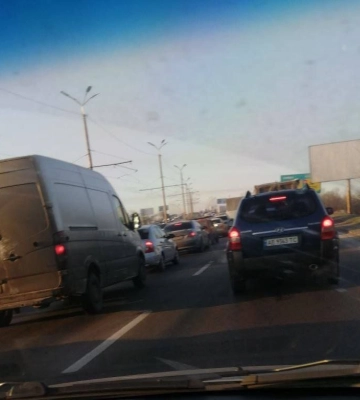 Затори у Дніпрі: через ДТП ускладнено рух на проспекті та мосту