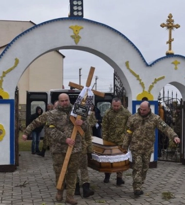 "Досі непокоїть те, що чоловіка не дозволили відспівати в місцевій церкві", — дружина загиблого захисника з Волині