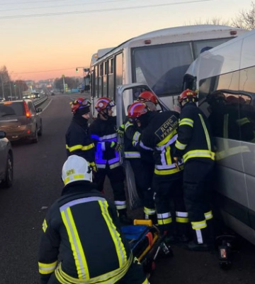 Через ДТП  з потерпілими рух транспорту частково ускладнений в напрямку Житомира 