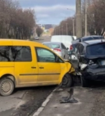 Два легковика та електроопора: відомі деталі ДТП у Рівному на Захисників Маріуполя