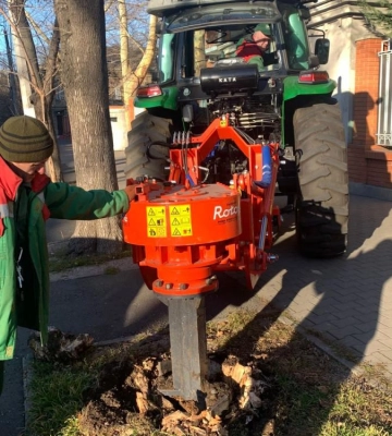 В Одесі на Французькому бульварі підрізають дерева – рух транспорту може бути ускладнено