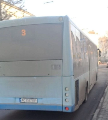 У Луцьку водій маршрутки вигнав із салону військового на милицях