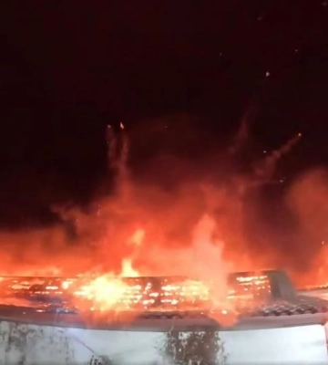 Вогонь ледь не перекинувся на будинки: у Сарнах горіла господарська будівля