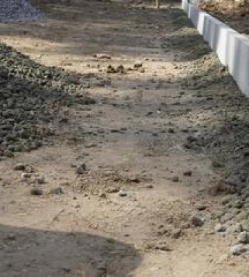 У Розсошенцях за 7 млн гривень реконструюють півкілометра тротуару