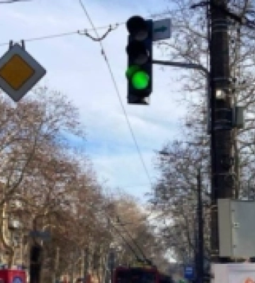 Комунальники продовжують роботи з модернізації світлофорів в Одесі