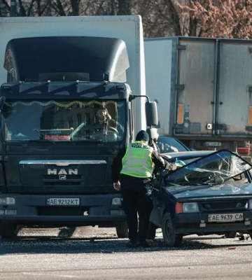 ЗАЗ пом'яли з обох боків: у Дніпрі сталася потрійна ДТП