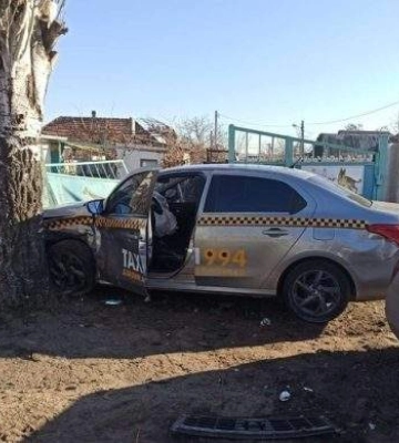 Автомобіль таксі зніс паркан житлового будинку