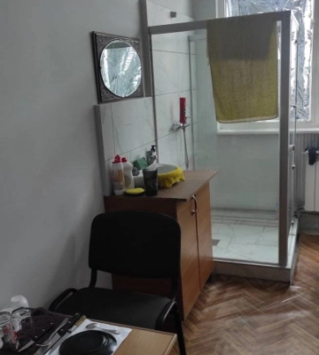 На Івано-Франківщині у кабінеті директора одного з комунальних підприємств виявили душову кабіну