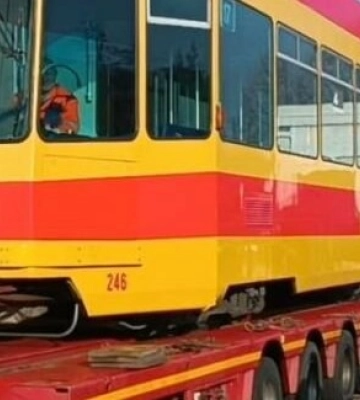 До Львова вирушили перші два трамваї, які подарувала Швейцарія