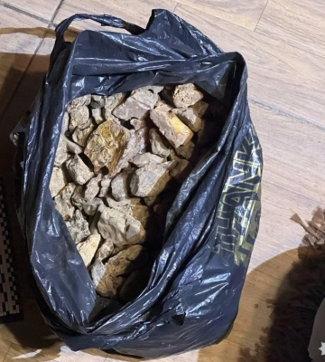 Жителя Рівненщини викрили на незаконному зберіганні "сонячного каміння"