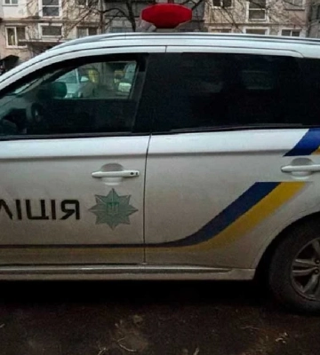 Автівка поліцейських підірвалася під час евакуації хворого чоловіка з Одрадокам’янки (відео)