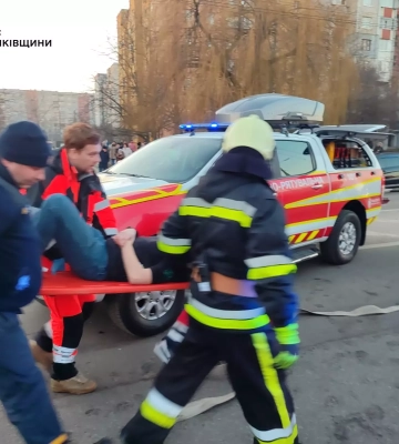 В Івано-Франківську рятувальники дістали пораненого із розтрощеного у ДТП автомобіля, - ДСНС