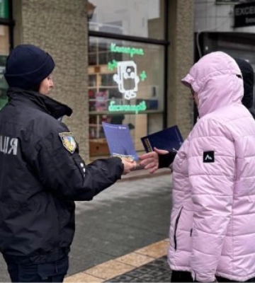 В Ужгороді інспектори відділу звʼязків з громадськістю провели чергову акцію "Зупини насильство — обери безпеку"