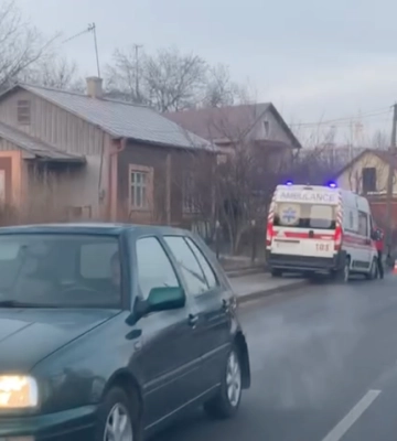 Автівка перекинулася на дах: ДТП на вулиці Винниченка у Чернівцях