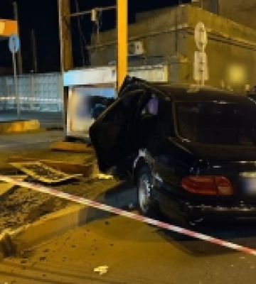 В Одесі автомобіль в'їхав у заправку, постраждали двоє людей