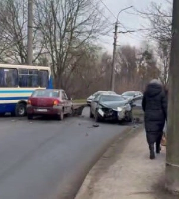Рух перекрито: у Луцьку внаслідок ДТП автівки перегородили дорогу