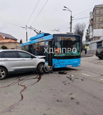 У Дніпрі легковик протаранив тролейбус: деталі ДТП